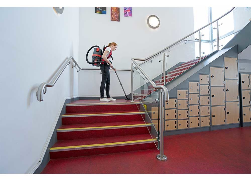 femme qui entretient un escalier en co-propriété